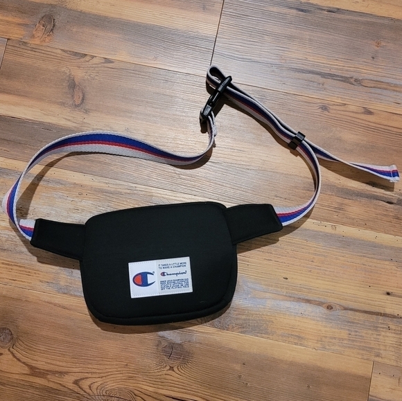 CHAMPION Multi Purpose Belt Bag, Adjustable Strap, Safety Buckle, Zip Closure - Picture 3 of 14